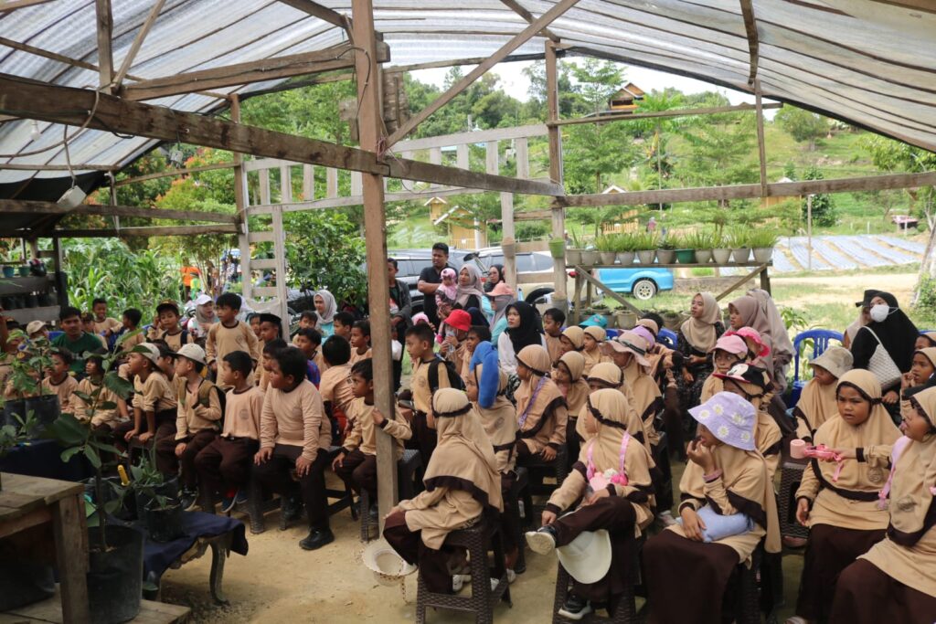 WhatsApp-Image-2025-12-04-at-21.47.20-1024x683 Mengenal Alam Lebih Dekat, SD IT Al-Biruni Ajak Siswa Berwisata Edukatif di Agrowisata California