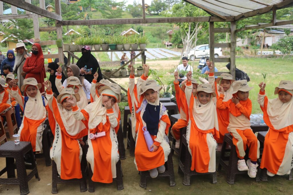 WhatsApp-Image-2025-12-08-at-17.27.47-1024x683 Belajar Sambil Bermain, Siswa TK Khalid Bin Walid Gelar Eduwisata di Agrowisata California