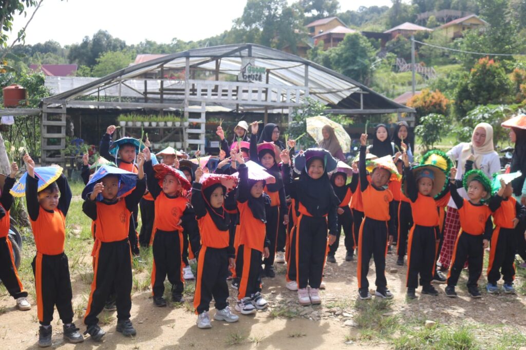 WhatsApp-Image-2025-12-11-at-07.29.42-1024x682 Belajar Seru di Alam, Siswa TK Wonua Konda Kunjungi Agrowisata California