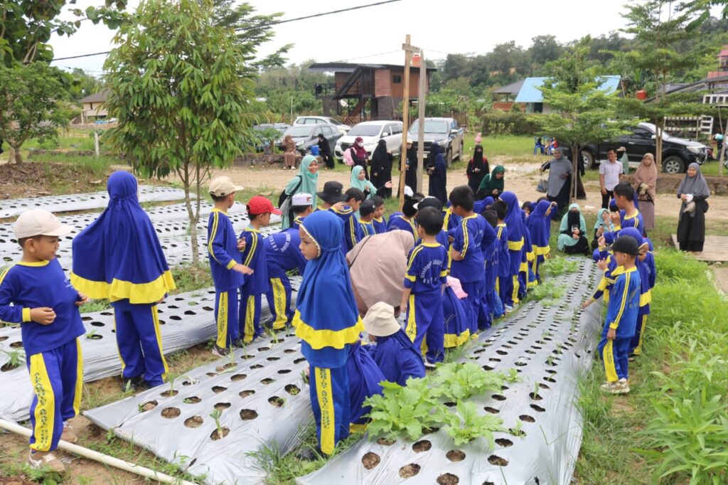 WhatsApp-Image-2025-12-15-at-18.07.07-1024x682 Siswa SD Alfarohidy Kendari Antusias Ikuti Eduwisata di Agrowisata California