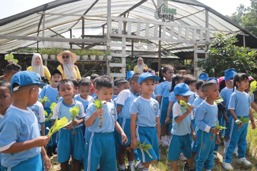 WhatsApp-Image-2025-12-24-at-08.08.13-1024x683 Tutup Semester Ganjil, TK Hang Tuah Gelar Edukasi dan Terima Raport di Agrowisata California