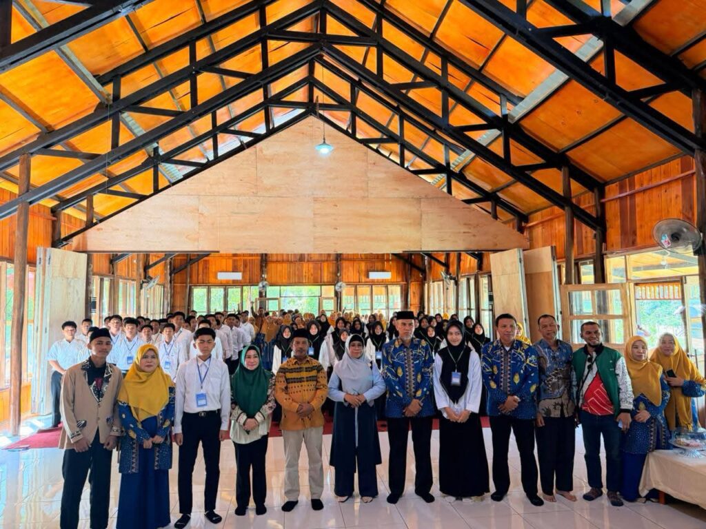 WhatsApp-Image-2026-01-18-at-12.20.30-1024x768 Tiga Hari di Agrowisata California, Siswa MAN 1 Kendari Jalani Pembekalan Karakter