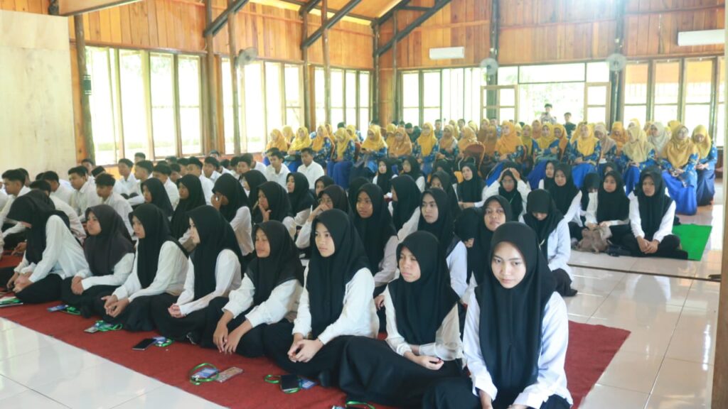 WhatsApp-Image-2026-01-18-at-12.20.37-1024x576 Tiga Hari di Agrowisata California, Siswa MAN 1 Kendari Jalani Pembekalan Karakter