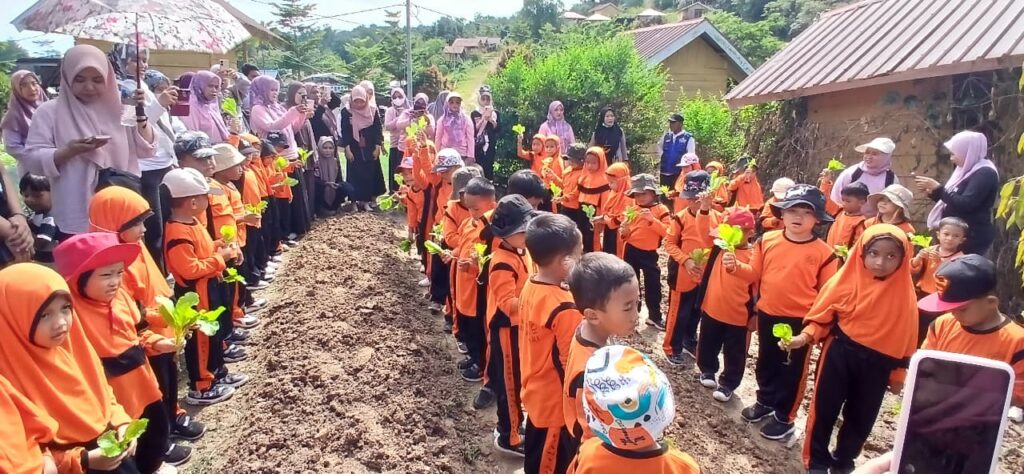 WhatsApp-Image-2026-02-01-at-09.21.00-1024x474 Siswa TK As Syafiiyah Ikuti Eduwisata di Agrowisata California: Perkenalkan Dunia Pertanian Sejak Dini