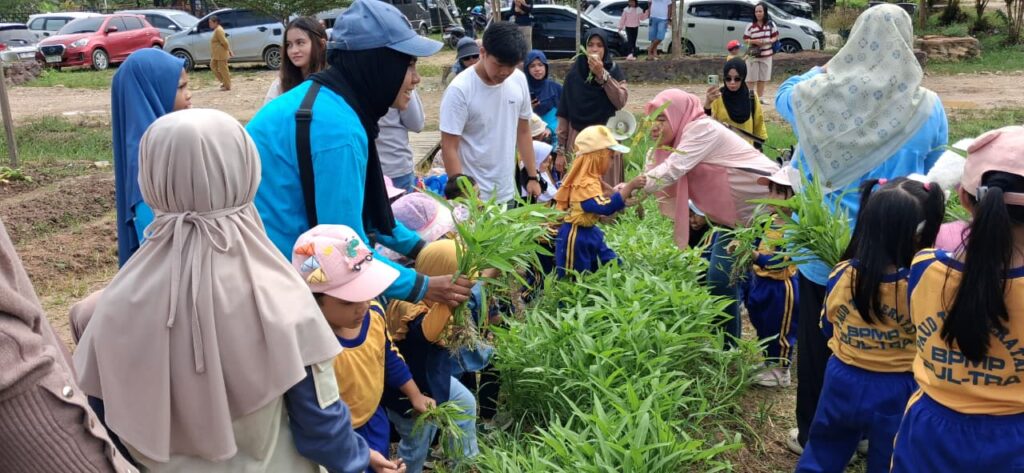 WhatsApp-Image-2026-02-01-at-14.23.03-1024x473 Siswa PAUD Teratai BPMP Sultra Gelar Eduwisata di Agrowisata California