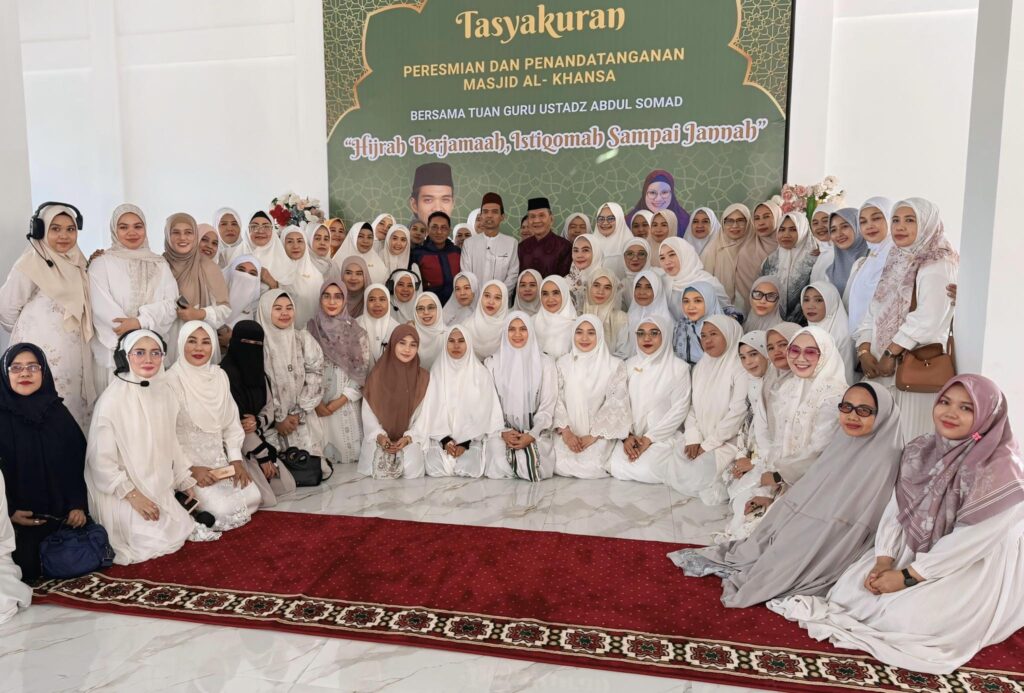 662638601_1315972723757966_8506212577944552096_n-1024x693 Ustadz Abdul Somad Tanda Tangani Prasasti Peresmian Masjid Al-Khansa Kendari