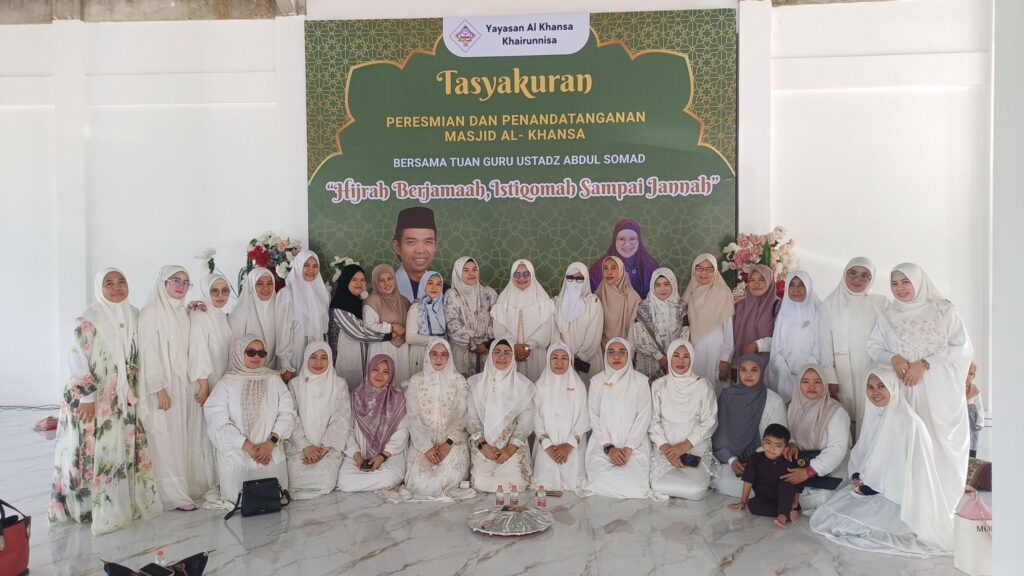 666826820_35452327511017621_2733337936199663181_n-1024x576 Ustadz Abdul Somad Tanda Tangani Prasasti Peresmian Masjid Al-Khansa Kendari