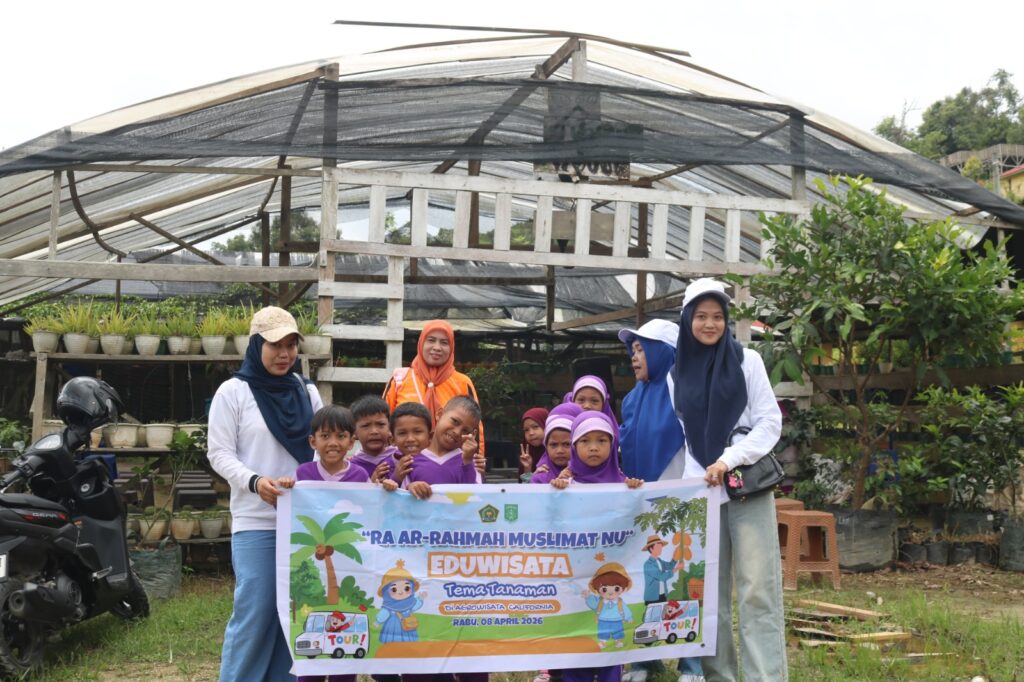 WhatsApp-Image-2026-04-14-at-11.37.30-1-1024x682 Siswa RA Ar-Rahmah Muslimat NU Kendari Gelar Eduwisata di Agrowisata California