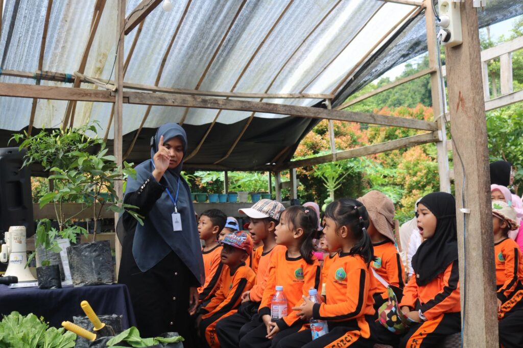 WhatsApp-Image-2026-04-14-at-11.39.17-1024x682 Perkuat Literasi Alam, Siswa TK Kuncup Sorumba Konsel Gelar Eduwisata di Agrowisata California