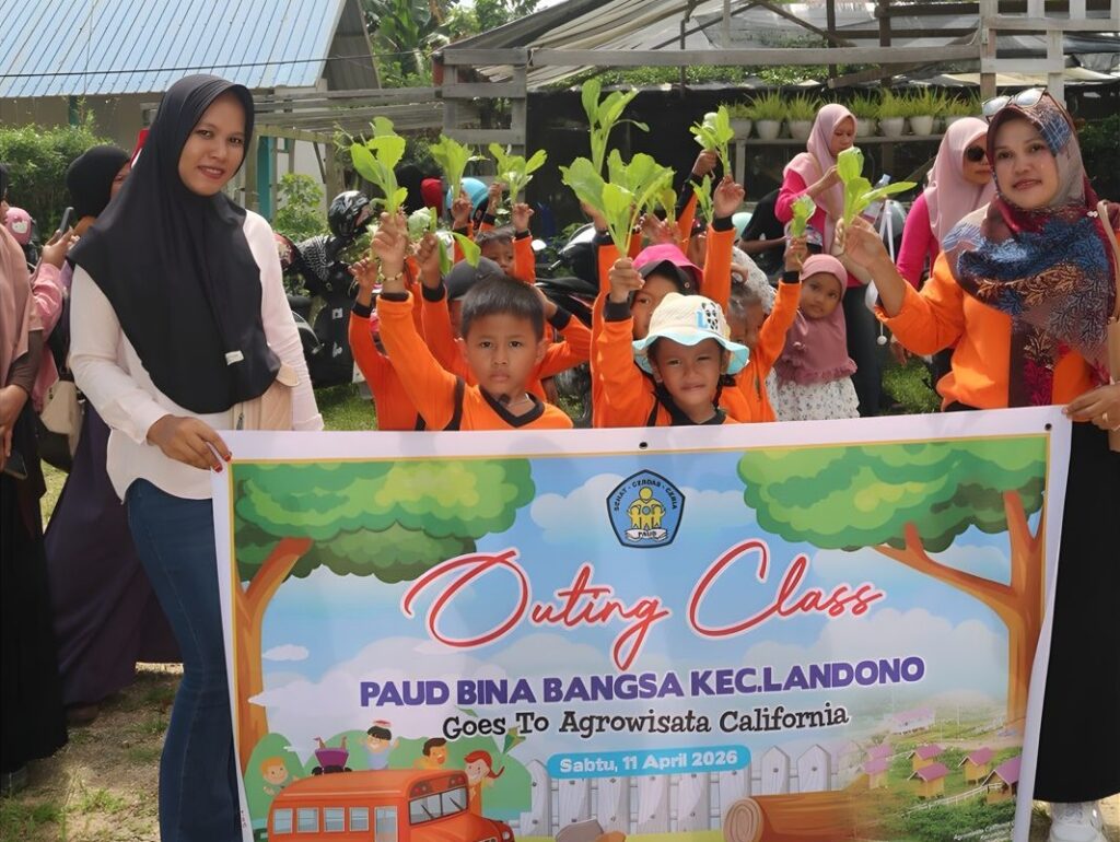 WhatsApp-Image-2026-04-14-at-11.39.56-1024x770 Kenali Dunia Pertanian, Siswa PAUD Bina Bangsa Konawe Selatan Kunjungi Agrowisata California
