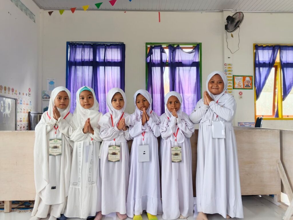 WhatsApp-Image-2026-04-21-at-15.23.48-1024x768 Siswa TK Tahfidz Mutiara Ummat Kendari Ikuti Simulasi Manasik Haji di Asrama Haji