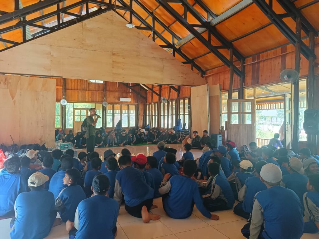 WhatsApp-Image-2026-04-25-at-12.30.42-1-1024x768 Siswa MI Ummushabri Kendari Lakukan Observasi Pertanian di Agrowisata California