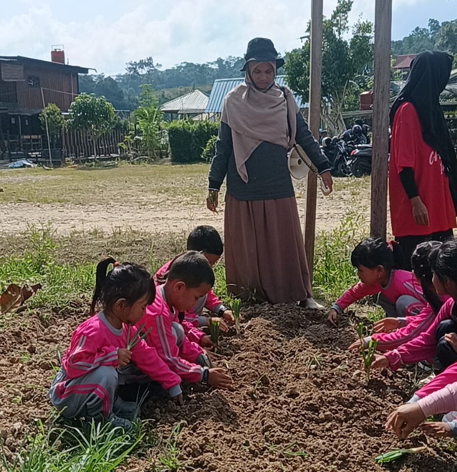 WhatsApp-Image-2026-04-25-at-12.30.43 Siswa TK Tunas Mekar Mandiri Gelar Eduwisata ke Agrowisata California