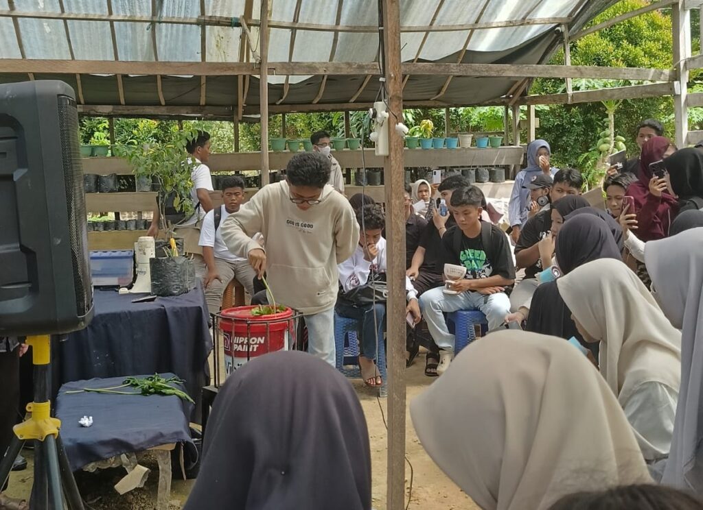 WhatsApp-Image-2026-04-25-at-12.46.43-1024x744 Agrowisata California Jadi Wadah Siswa SMAN 6 Kendari Berinovasi Pakan Ikan Fermentasi dari Daun Pepaya