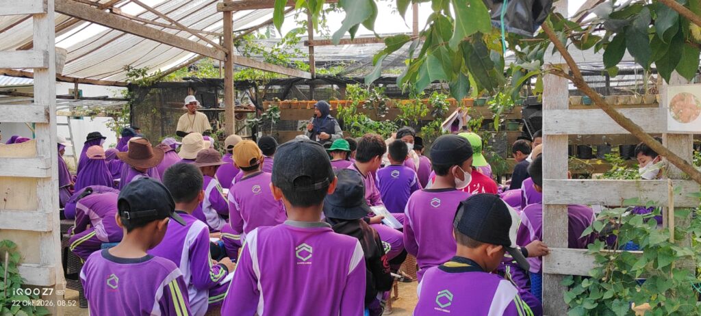 9f5c71cc-7bd5-47d4-9e60-f29e8d369eb5-1024x462 Siswa STP Khoiru Ummah Kendari Ikuti Rihlah Ilmiah dan Camping Edukatif di Agrowisata California