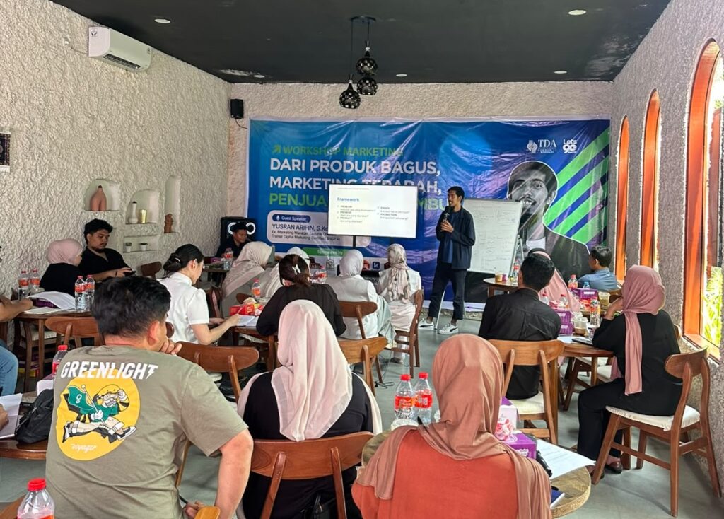 WhatsApp-Image-2026-10-03-at-08.45.38-1024x734 Gelar Workshop Marketing, TDA Kendari Dorong Pertumbuhan Penjualan Pelaku Usaha