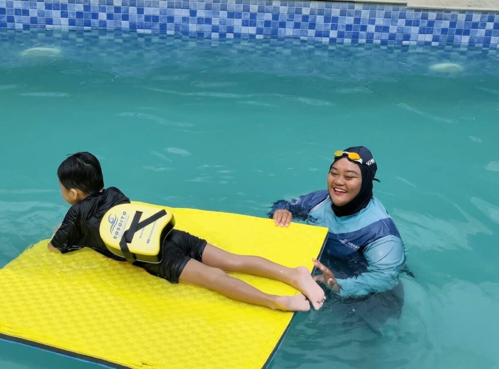 WhatsApp-Image-2026-10-08-at-05.01.09-1024x758 Sosoito Swimming School Hadirkan Program SNAP: Terapi Renang Anak Berkebutuhan Khusus