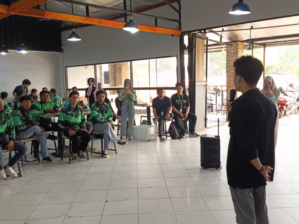 WhatsApp-Image-2026-10-23-at-14.45.17-1024x768 Pertama di Kendari, Grab Gandeng Brand Kuliner Lokal Ayam Penyet Prabu Luncurkan Kolaborasi Jaket Branding