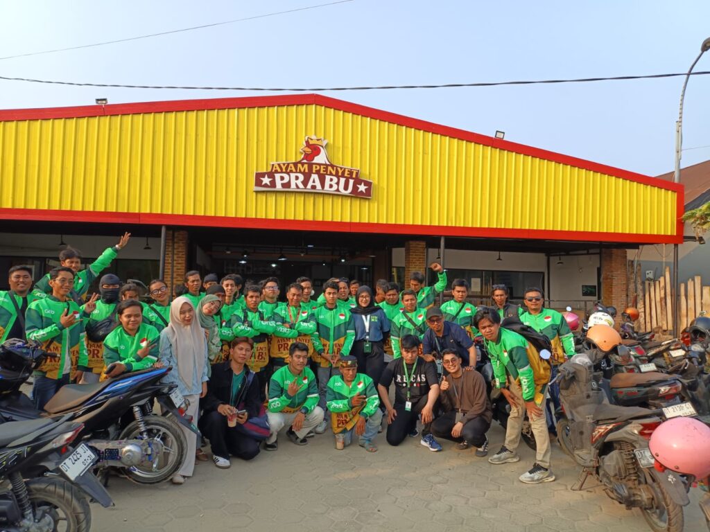 WhatsApp-Image-2026-10-23-at-17.41.37-1024x768 Pertama di Kendari, Grab Gandeng Brand Kuliner Lokal Ayam Penyet Prabu Luncurkan Kolaborasi Jaket Branding